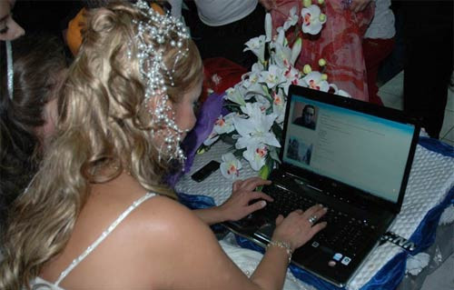 Kendi düğününü 3G ile izledi - Resim: 1