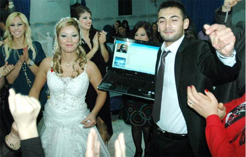Kendi düğününü 3G ile izledi - Resim: 3