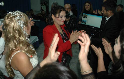 Kendi düğününü 3G ile izledi - Resim: 4