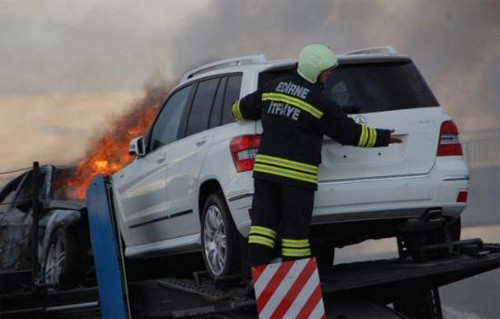 TEM'de Mercedesler cayır cayır yandı - Resim: 3