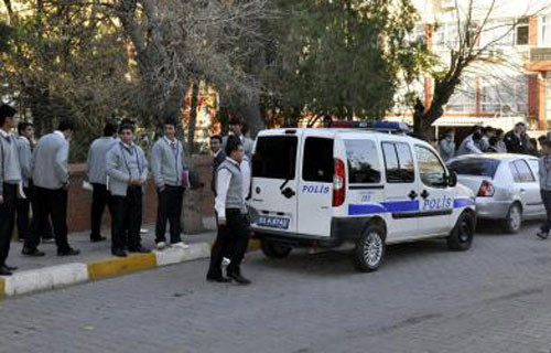 Okulda jöleli saç krizi! - Resim: 3