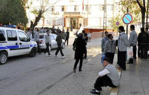 Okulda jöleli saç krizi! - Resim: 4