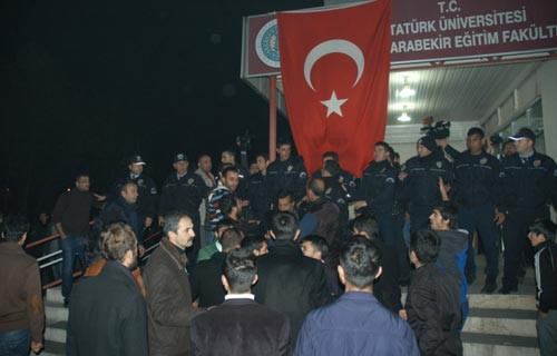 Üniversitede gerginlik:8 yaralı - Resim: 3