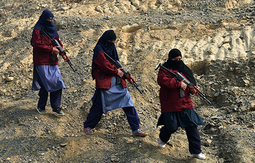 Pakistanlı kadın polisler böyle eğitim görüyor - Resim: 4