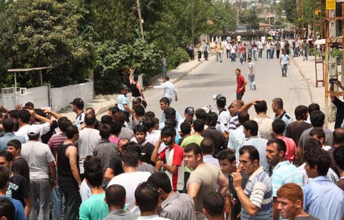 Bayrak olmayan camı taşladılar - Resim: 2