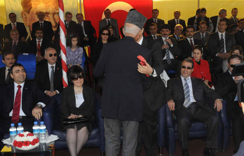 Baydemir'e kravat süprizi - Resim: 2