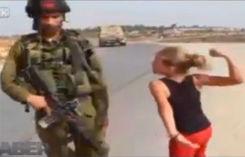 Filistinli kız İsrail askerini tekmeledi - Resim: 2