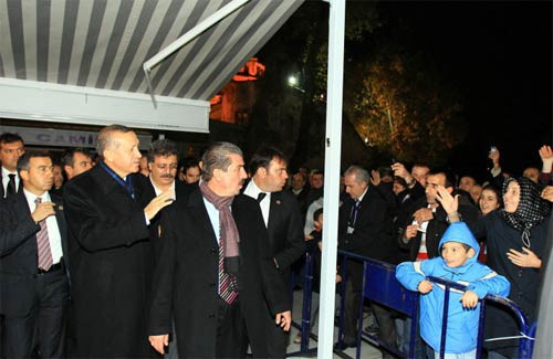 Erdoğan lokma döktürüp pilav dağıttırdı - Resim: 3