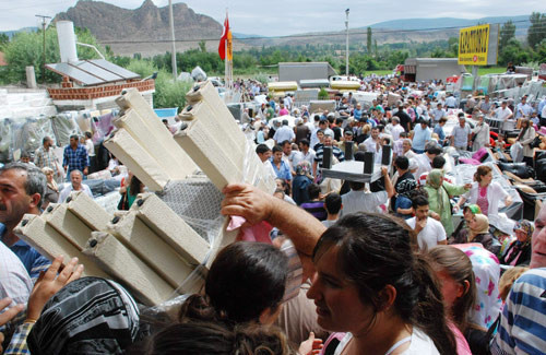 Vatandaş birbirini ezdi! - Resim: 3