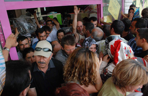 Vatandaş birbirini ezdi! - Resim: 1