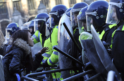 İngiltere'de öğrenciler ayağa kalktı! - Resim: 2