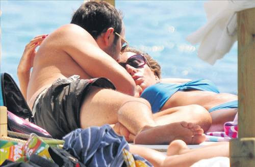 Asena sevgilisi ile sarmaş dolaş! - Resim: 3