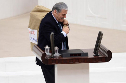 CHP'li Çelebi Meclis'e çuvalla geldi - Resim: 1