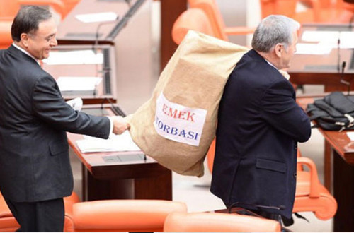 CHP'li Çelebi Meclis'e çuvalla geldi - Resim: 2