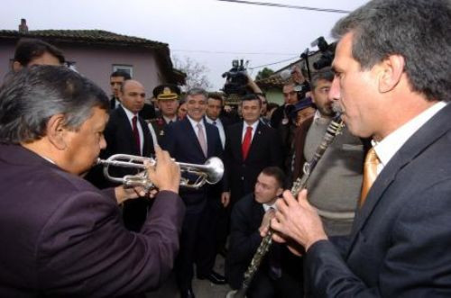 Gül'u bu şarkıyla karşıladılar - Resim: 3