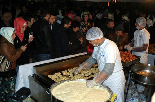 Erdoğan lokma döktürüp pilav dağıttırdı - Resim: 2