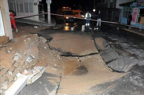 Su borusu patladı yol çöktü! - Resim: 1