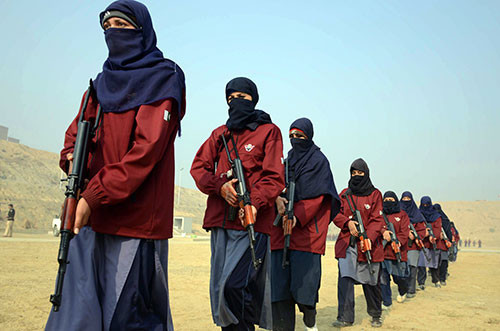 Pakistanlı kadın polisler böyle eğitim görüyor - Resim: 3