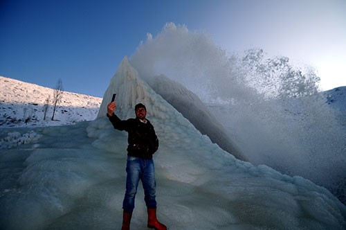 Patlayan su borusu buzdan şelale oluşturdu - Resim: 1