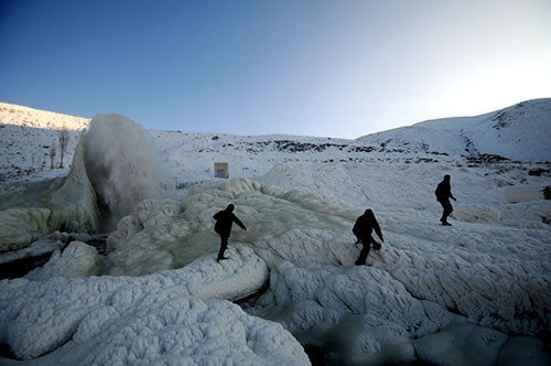 Patlayan su borusu buzdan şelale oluşturdu - Resim: 2