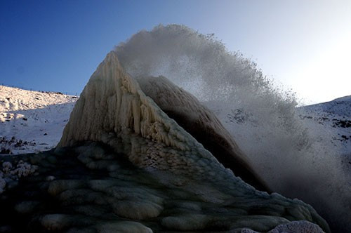 Patlayan su borusu buzdan şelale oluşturdu - Resim: 3