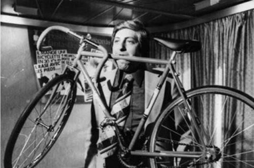 Bu adam uçak bisiklet ne varsa her şeyi yiyor inanılmaz! - Resim: 2