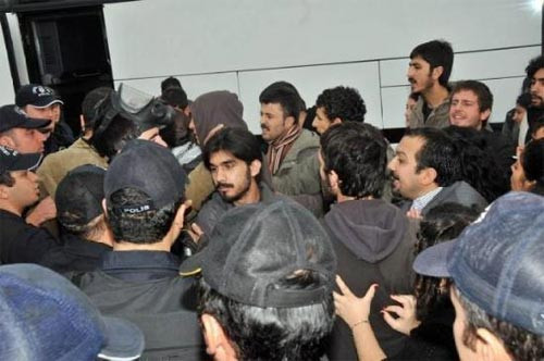 Polis öğrencileri bu hale getirdi - Resim: 4