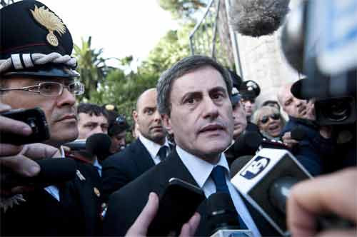 İtalya'da iki ayrı bombalı saldırı - Resim: 4