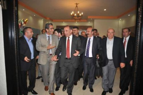 Gürsel Tekin asansörde kaldı - Resim: 1