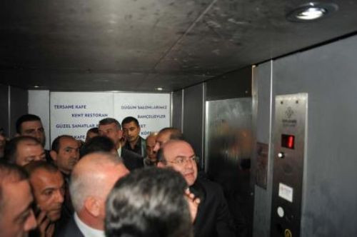 Gürsel Tekin asansörde kaldı - Resim: 2
