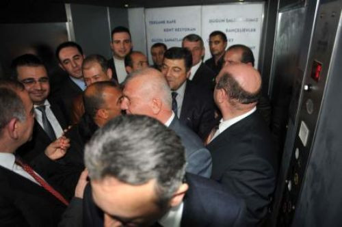 Gürsel Tekin asansörde kaldı - Resim: 3