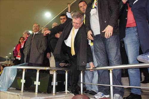 Aziz Yıldırım şampiyonluğa böyle sevindi - Resim: 1