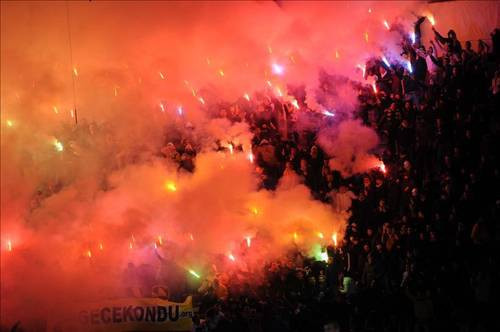 Çıldıran taraftarlar tribünleri yaktı - Resim: 1