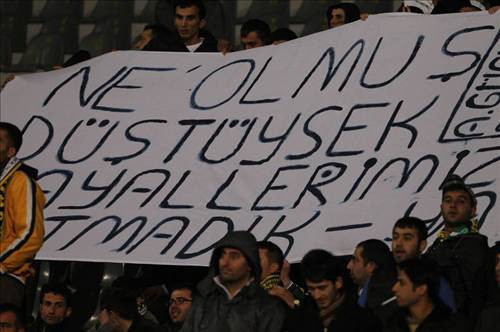 Çıldıran taraftarlar tribünleri yaktı - Resim: 4