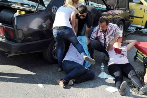 Yollar kan gölüne döndü - Resim: 4