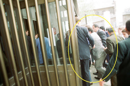 Turgut Özal yürüyerek hastaneye giriyor - Resim: 3