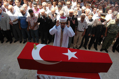 Şehit cenazesinde gerginlik - Resim: 1