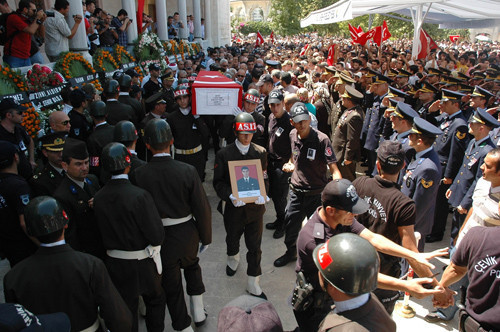 Şehit cenazesinde gerginlik - Resim: 2