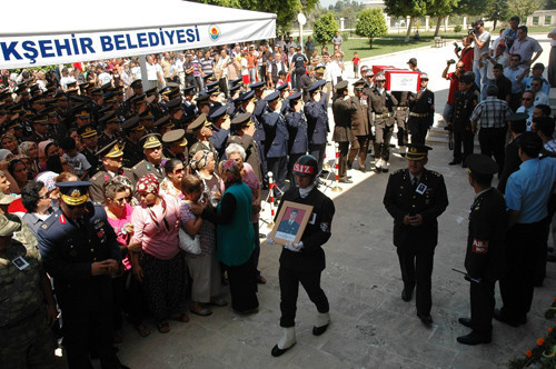Şehit cenazesinde gerginlik - Resim: 3