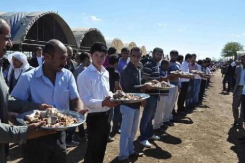 Bu sofrada 15 bin kişi yemek yedi - Resim: 1