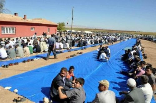 Bu sofrada 15 bin kişi yemek yedi - Resim: 3