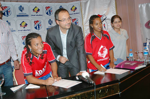 Brezilyalı bayan futbolcular imzayı attı - Resim: 1