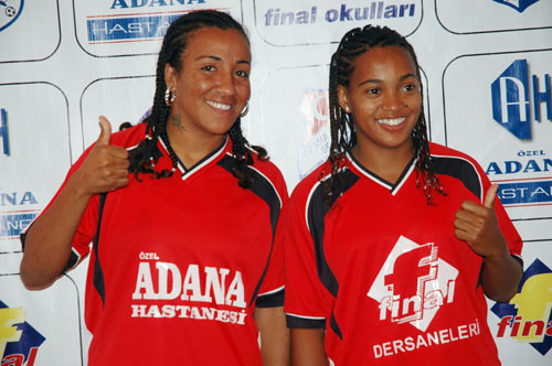 Brezilyalı bayan futbolcular imzayı attı - Resim: 3