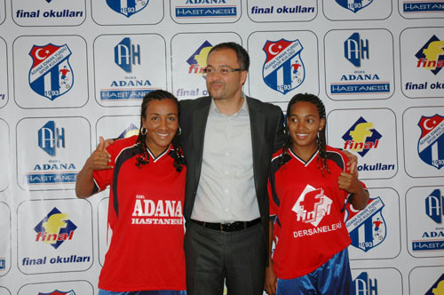 Brezilyalı bayan futbolcular imzayı attı - Resim: 4