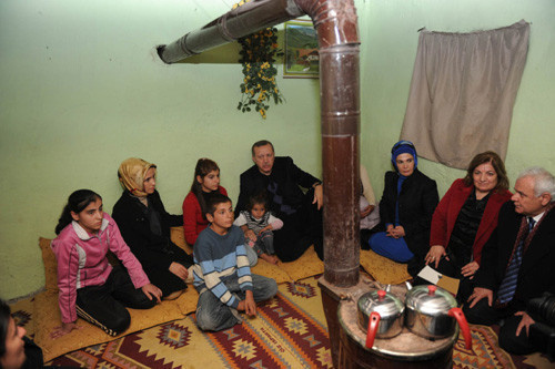 Erdoğan bağdaş kurdu dert dinledi - Resim: 1