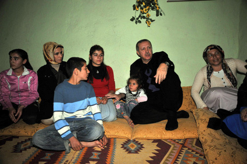 Erdoğan bağdaş kurdu dert dinledi - Resim: 4