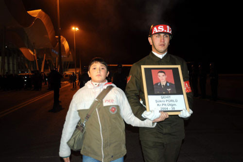 Türkiye şehitleri için ağlıyor - Resim: 1