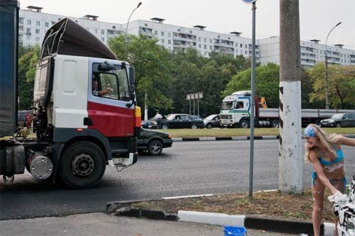 Sokakta bikini ile araba yıkadılar - Resim: 2