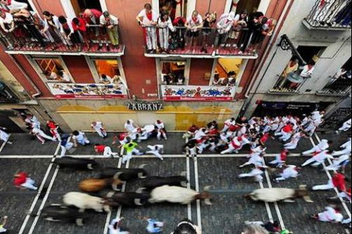 Boğalar İspanya sokaklarını kana buladı - Resim: 3