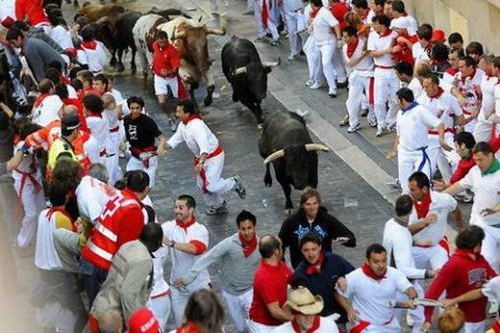 Boğalar İspanya sokaklarını kana buladı - Resim: 4